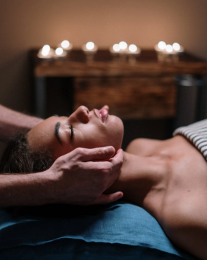 Een koppel bij kaarslicht tijdens een massage