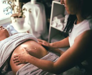 Massage van een zwangere buik