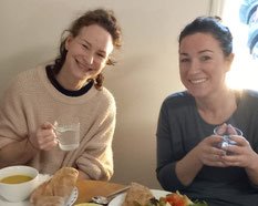 Twee vrouwen met koffie in gesprek