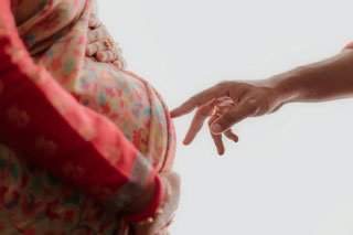 Zwangere vrouw met haar hand op haar buik